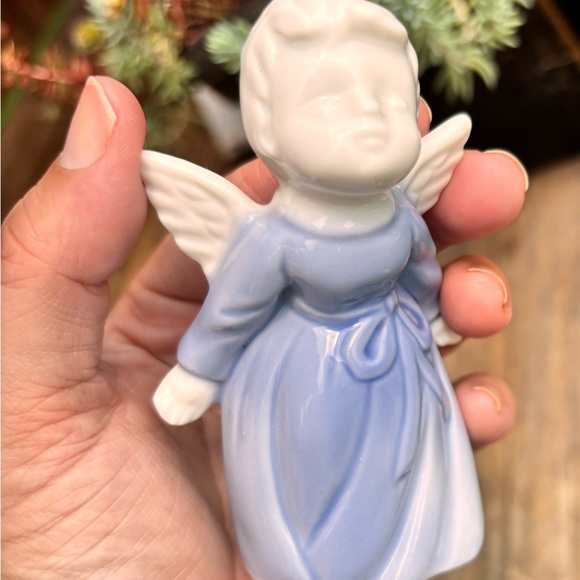 Vintage Kissing Angels - Blue & White Ceramic - Picture 6 of 7
